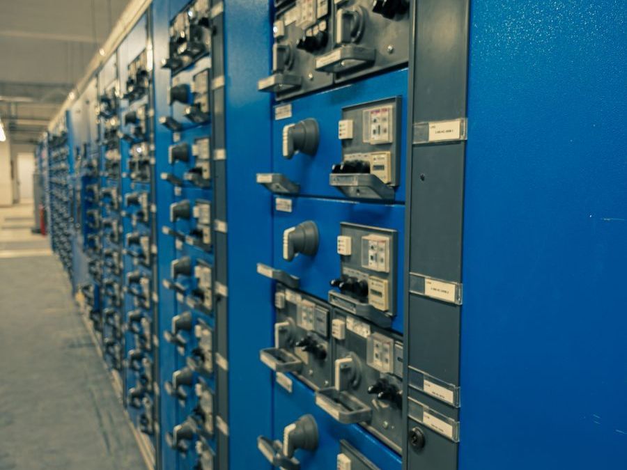 Blauwe schakelkasten in een fabriek