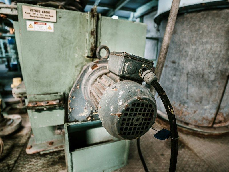 Elektromotor gemonteerd op een industriële machine