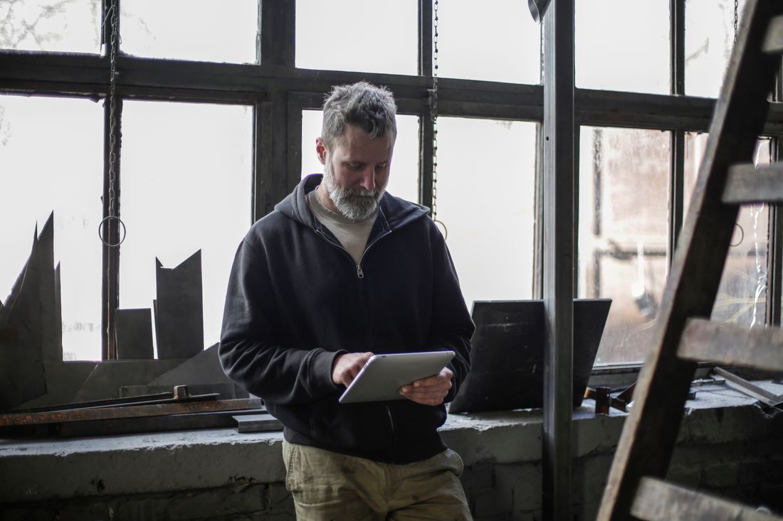 Ondernemer bestelt via tablet in de werkplaats